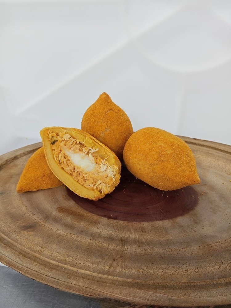 Coxinha grande de frango com requeijão
